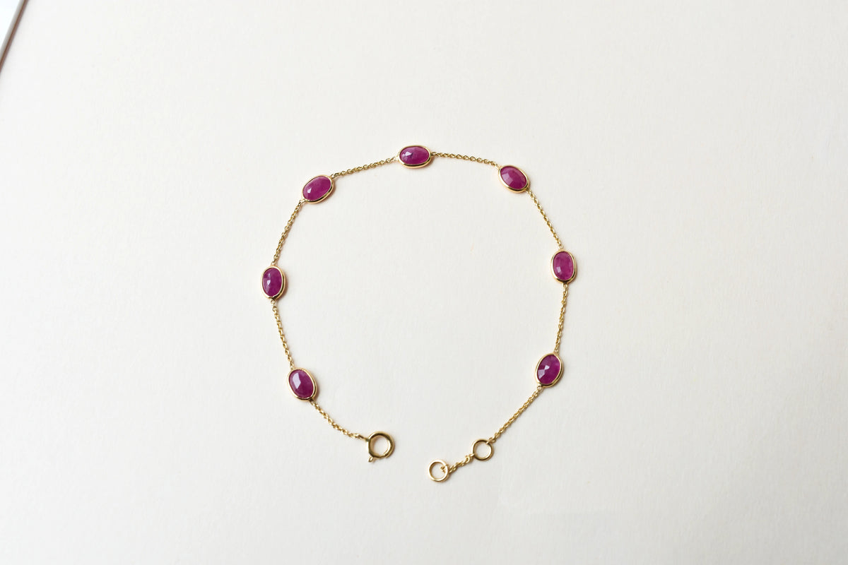18K gold bracelet with bezel-set oval ruby stations