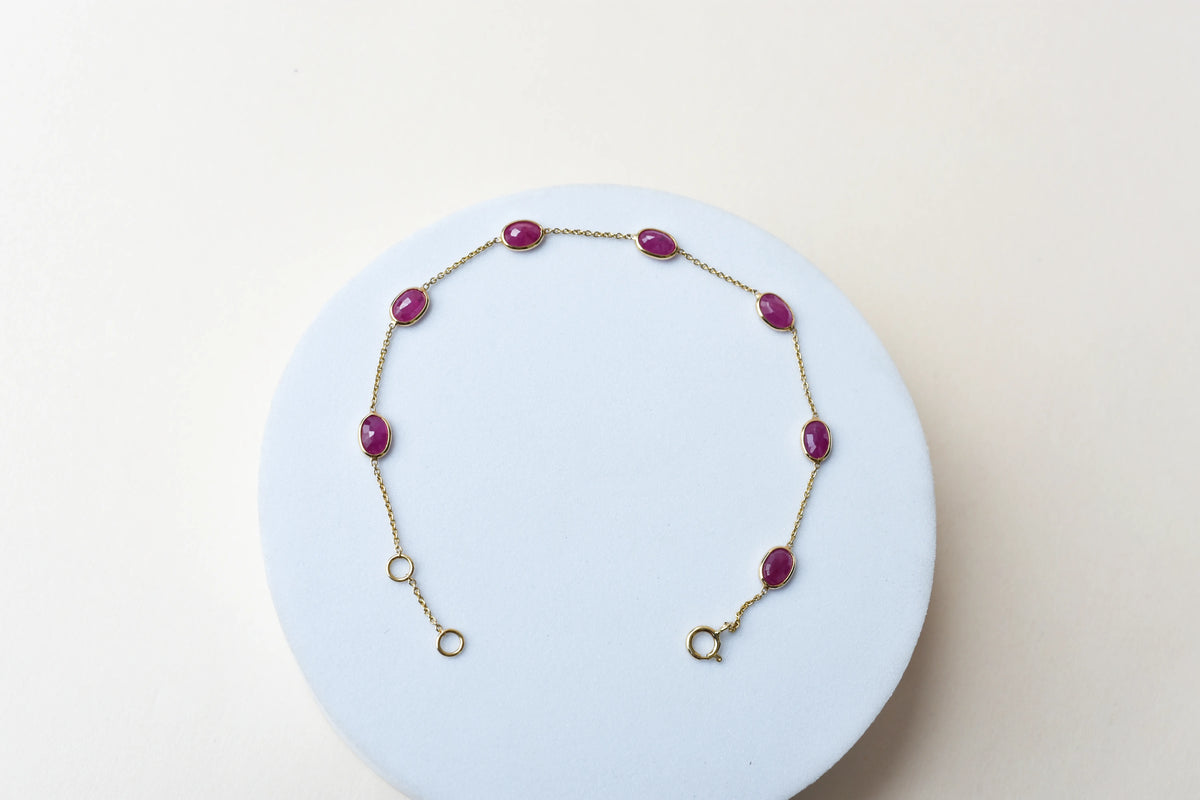 18K gold bracelet with bezel-set oval ruby stations