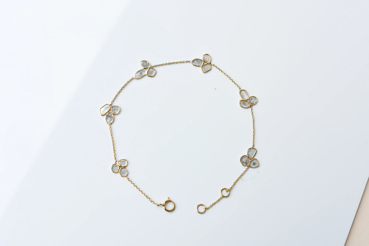 18K gold bracelet with clover-shaped clusters of polki diamond slices