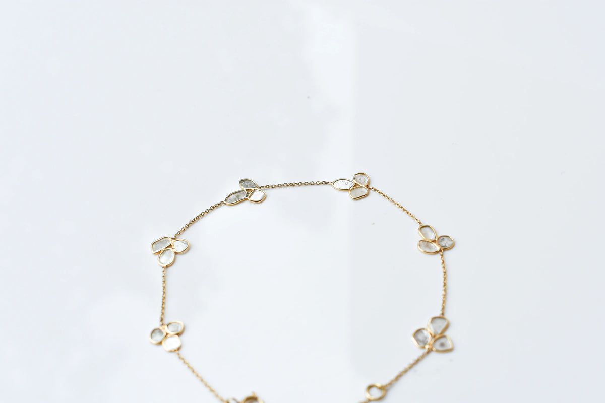 18K gold bracelet with clover-shaped clusters of polki diamond slices