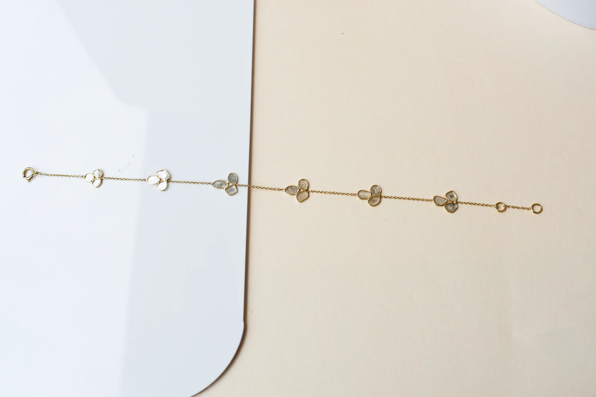 18K gold bracelet with clover-shaped clusters of polki diamond slices