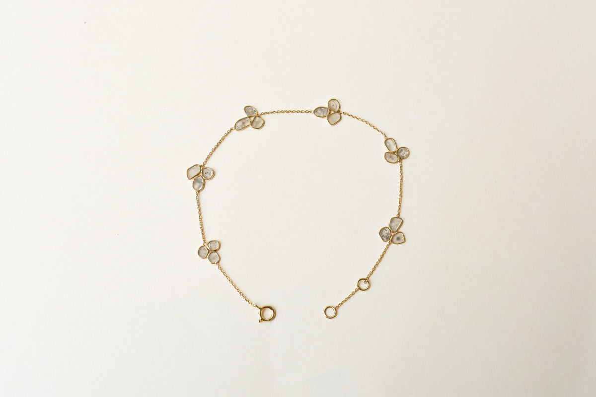18K gold bracelet with clover-shaped clusters of polki diamond slices