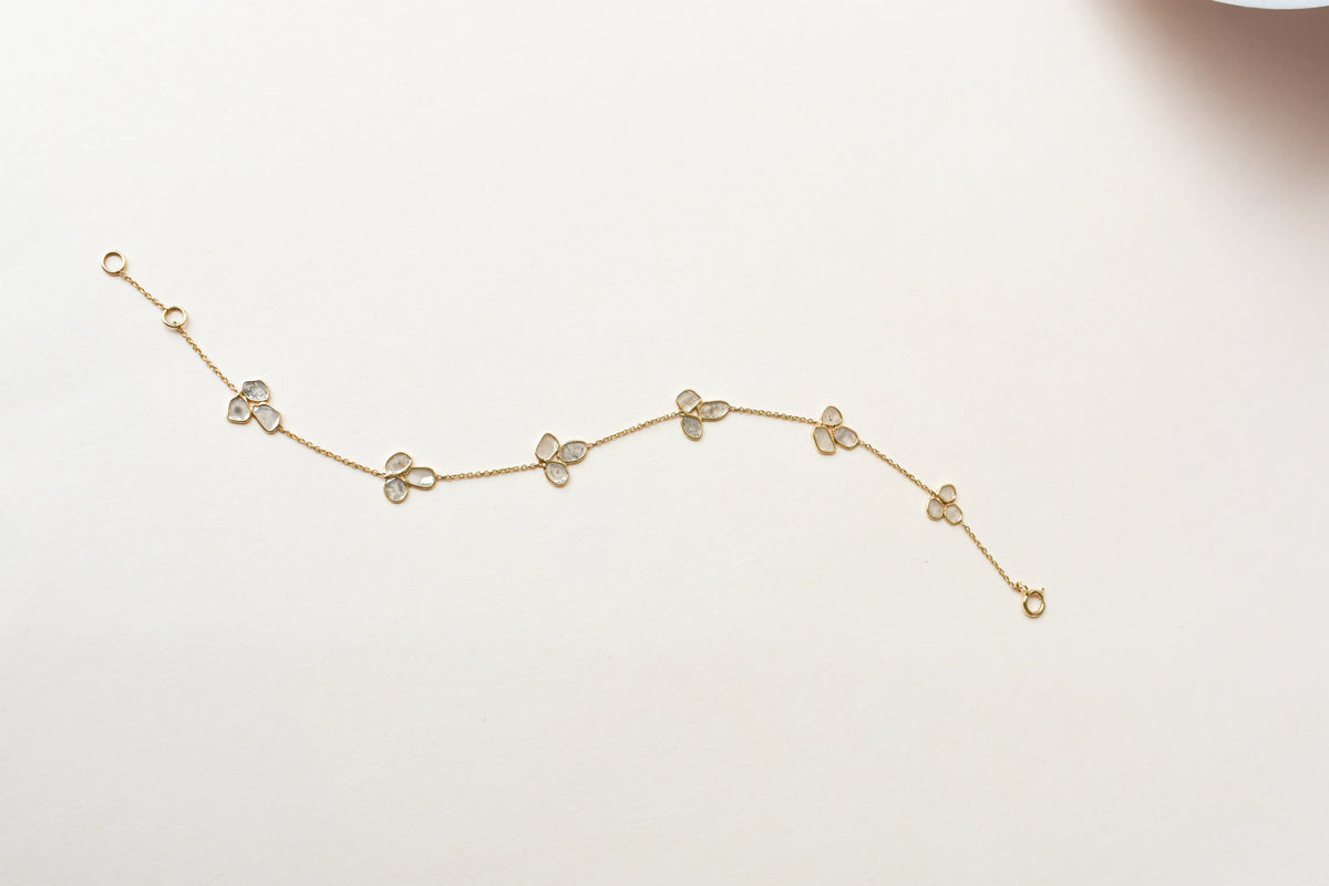 18K gold bracelet with clover-shaped clusters of polki diamond slices