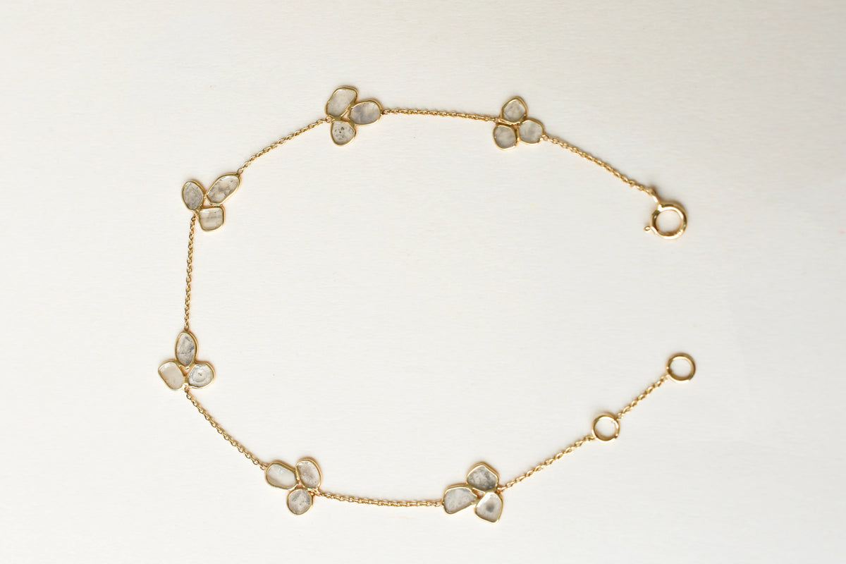 18K gold bracelet with clover-shaped clusters of polki diamond slices