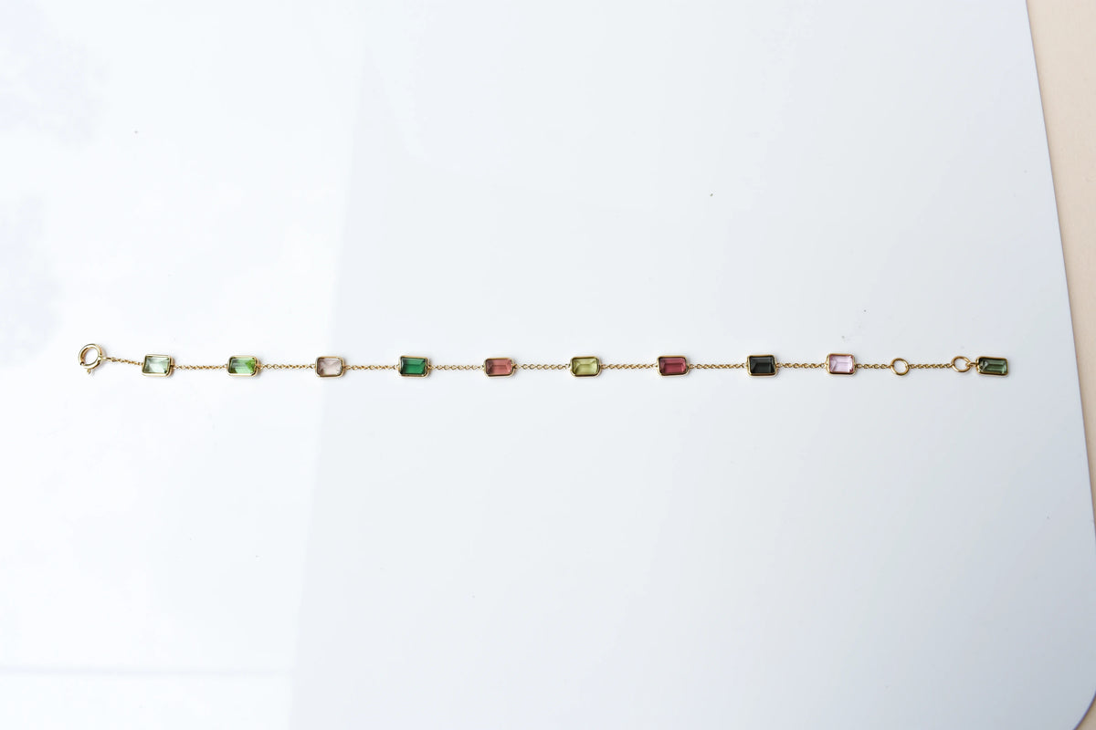 18K gold bracelet with emerald-cut pink and green tourmaline stations