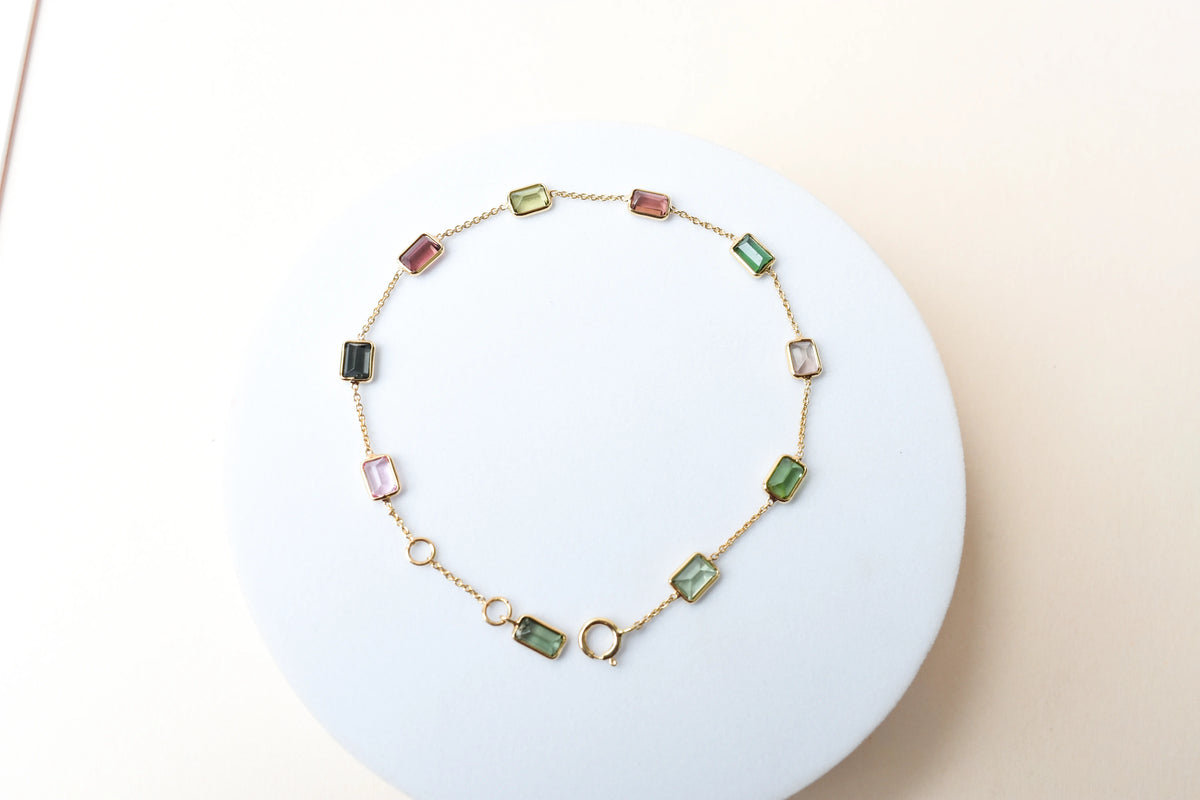 18K gold bracelet with emerald-cut pink and green tourmaline stations