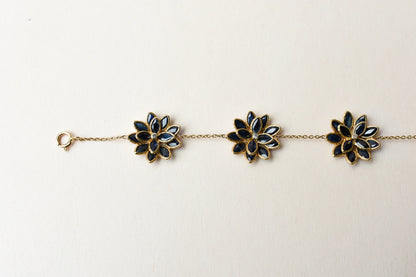 18K gold bracelet with blue sapphire flower clusters and diamond centers