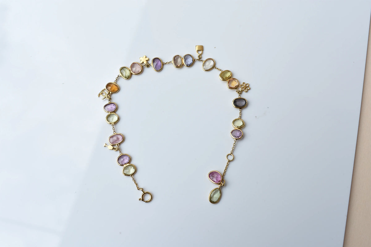 18K gold bracelet with a cluster of violet, green and pink sapphires