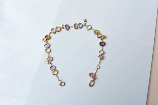 18K gold bracelet with a cluster of violet, green and pink sapphires