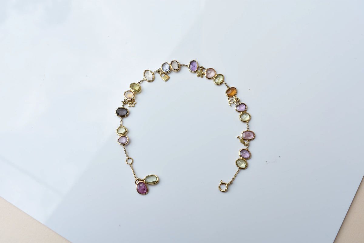 18K gold bracelet with a cluster of violet, green and pink sapphires