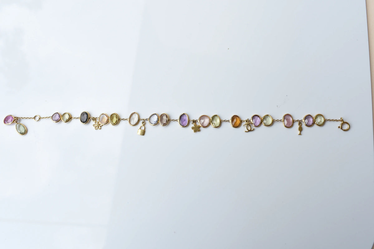 18K gold bracelet with a cluster of violet, green and pink sapphires