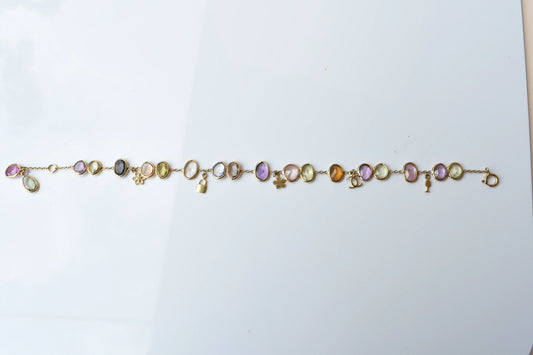 18K gold bracelet with a cluster of violet, green and pink sapphires