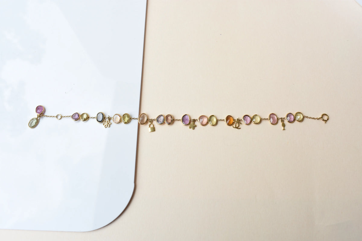 18K gold bracelet with a cluster of violet, green and pink sapphires