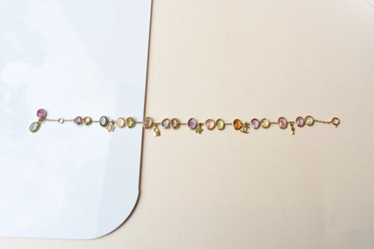 18K gold bracelet with a cluster of violet, green and pink sapphires