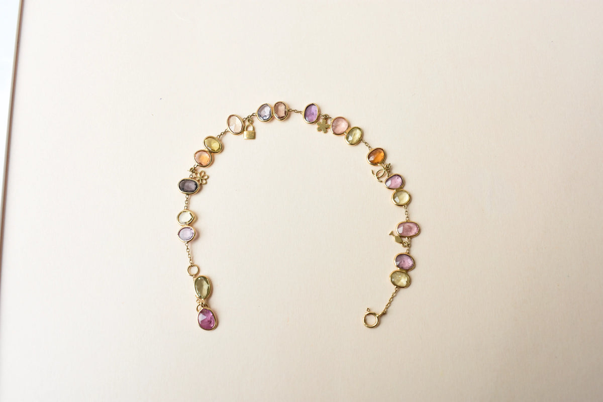18K gold bracelet with a cluster of violet, green and pink sapphires