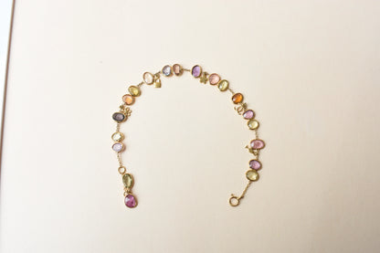 18K gold bracelet with a cluster of violet, green and pink sapphires