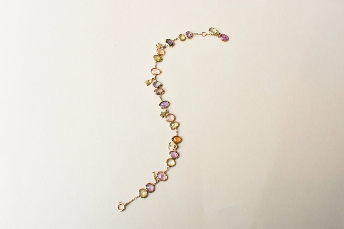 18K gold bracelet with a cluster of violet, green and pink sapphires