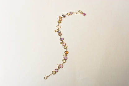 18K gold bracelet with a cluster of violet, green and pink sapphires