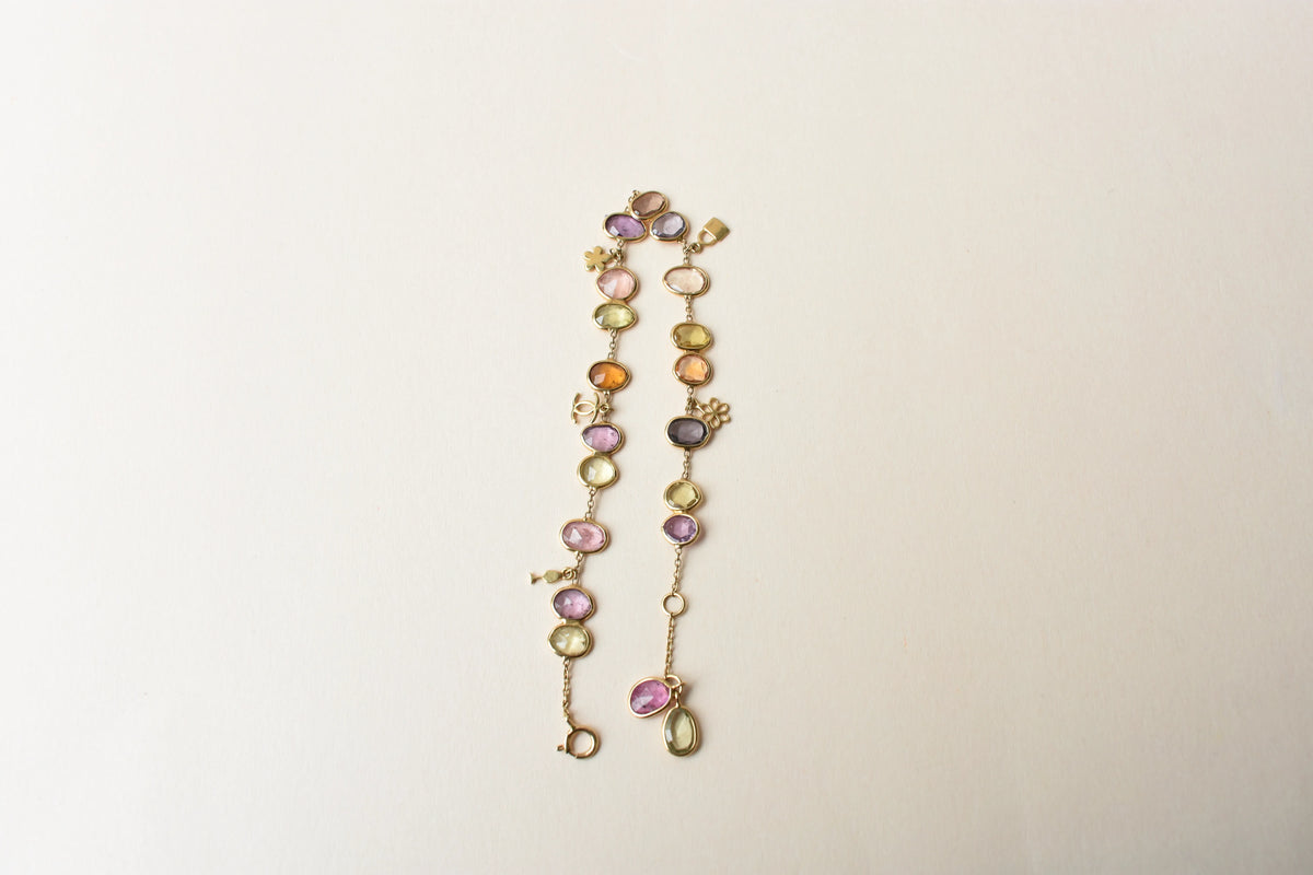 18K gold bracelet with a cluster of violet, green and pink sapphires