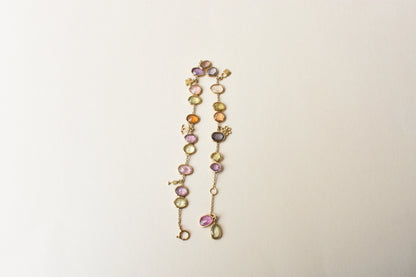 18K gold bracelet with a cluster of violet, green and pink sapphires