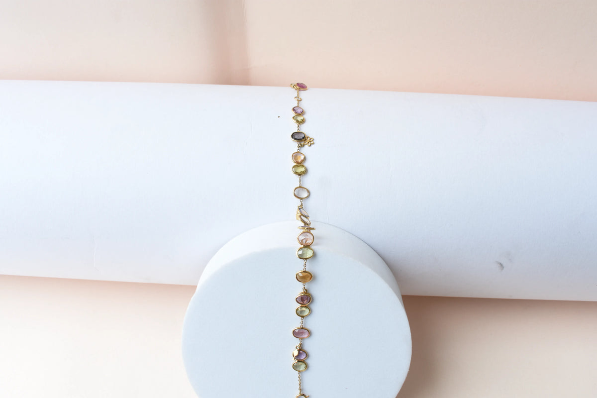 18K gold bracelet with a cluster of violet, green and pink sapphires