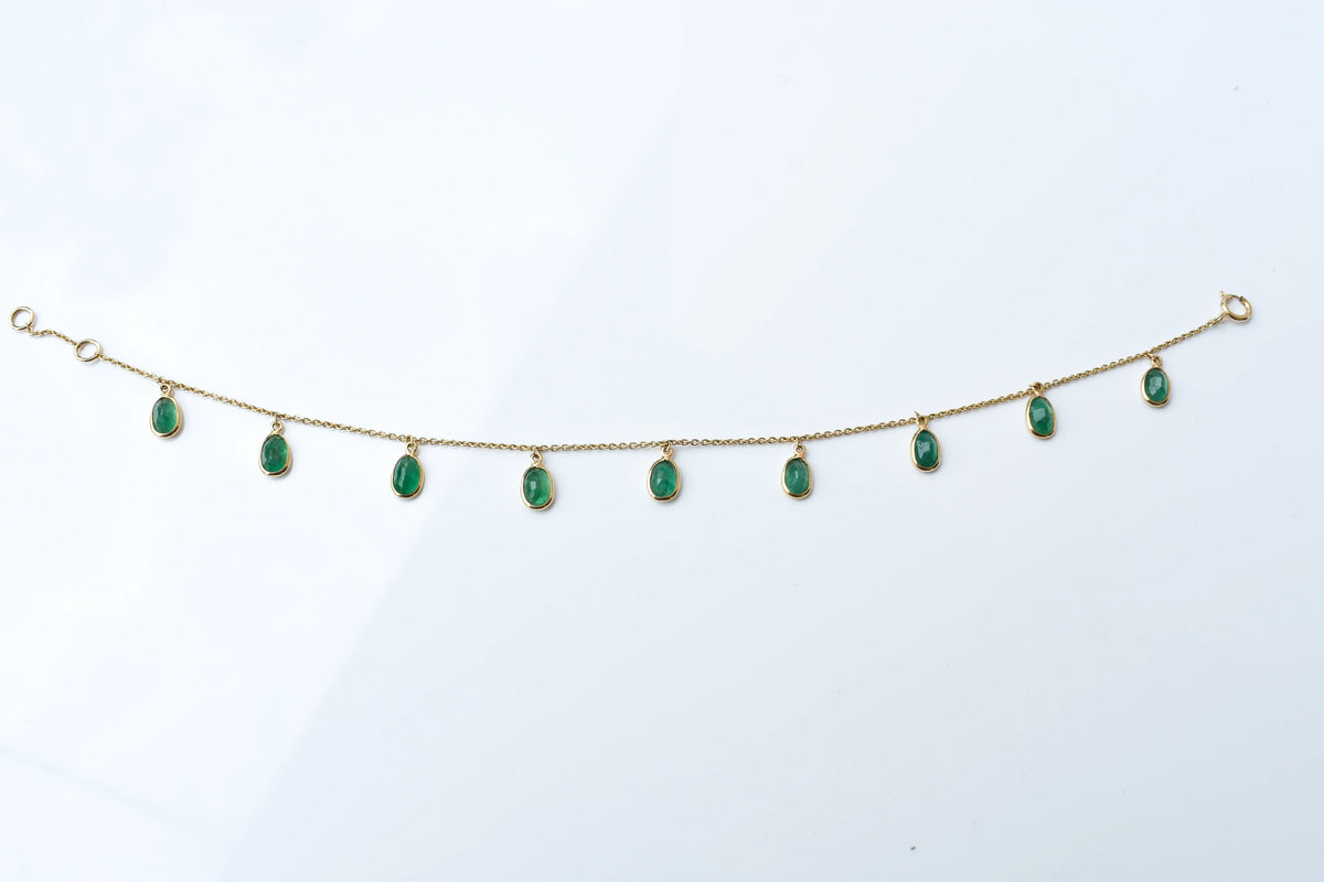 18K gold bracelet with oval emerald drops in fringe design