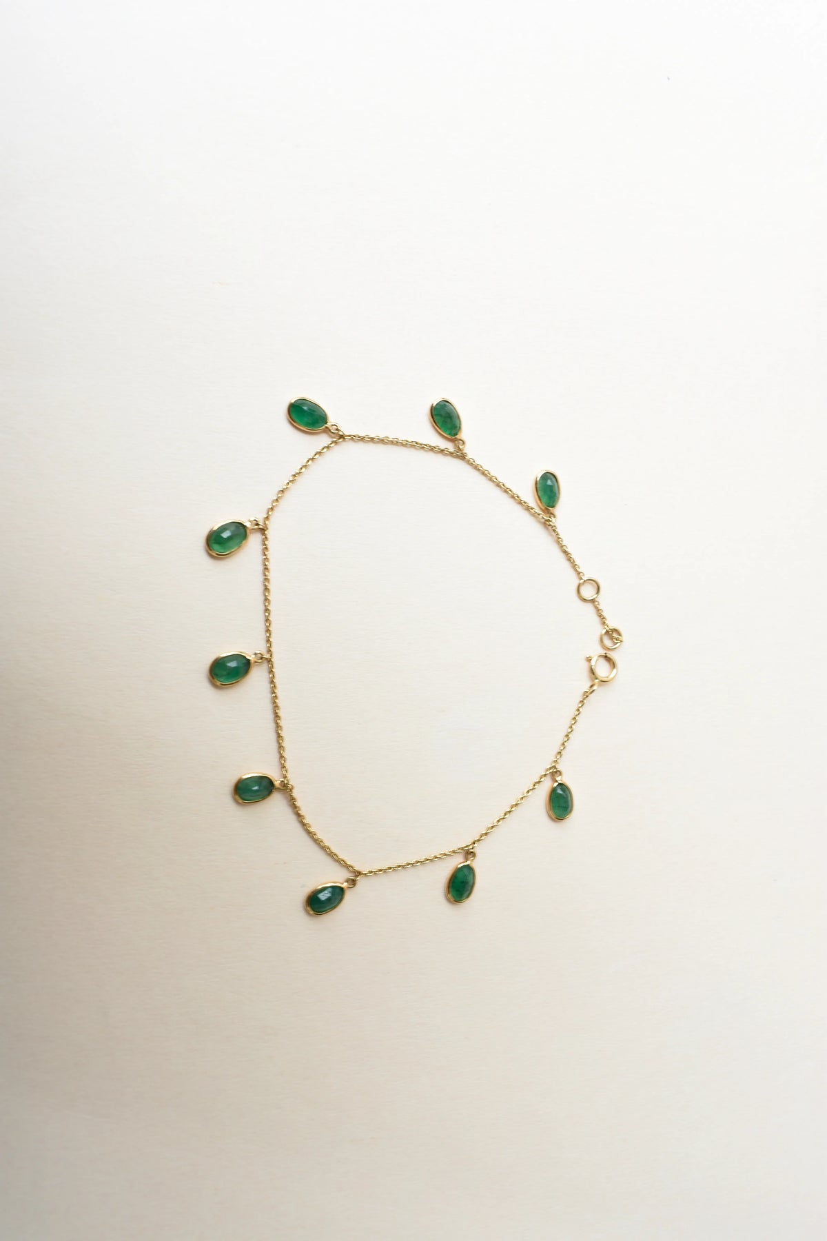 18K gold bracelet with oval emerald drops in fringe design