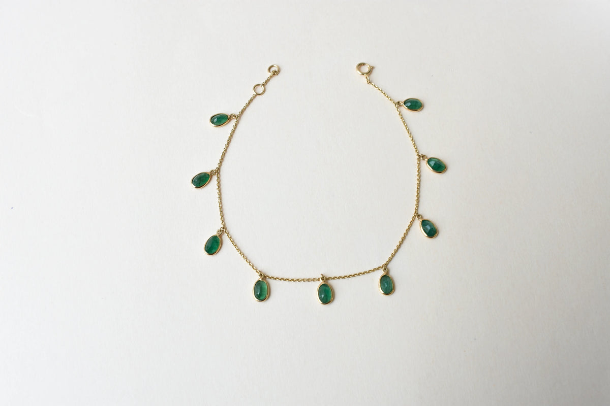 18K gold bracelet with oval emerald drops in fringe design