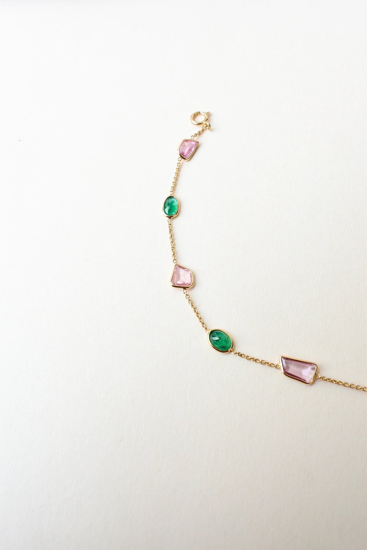 18K gold bracelet with emerald and pink sapphire stations