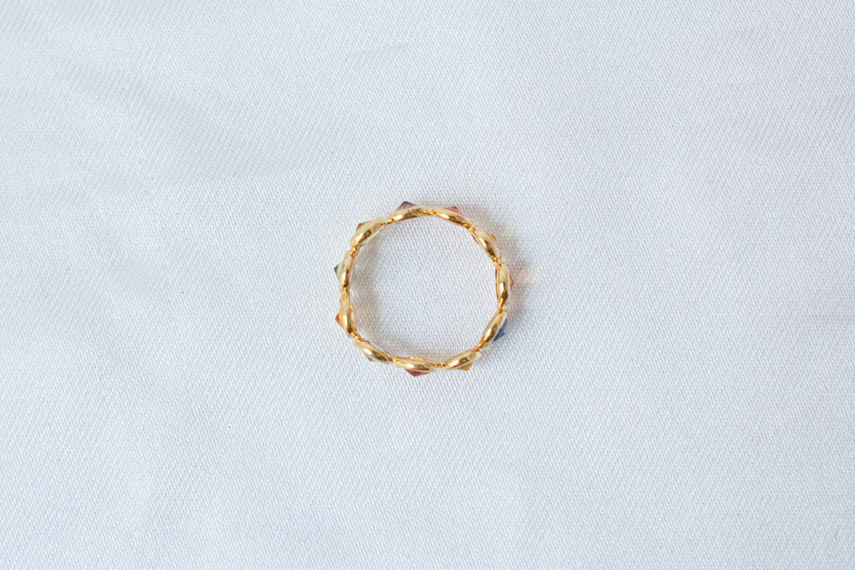 Round-cut multicolor sapphire eternity ring in 18K gold with bezel setting