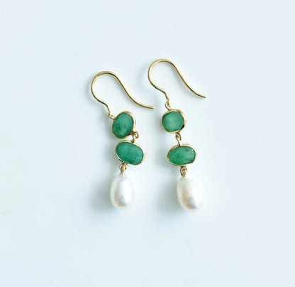 18K gold drop earrings with emerald and teardrop pearl