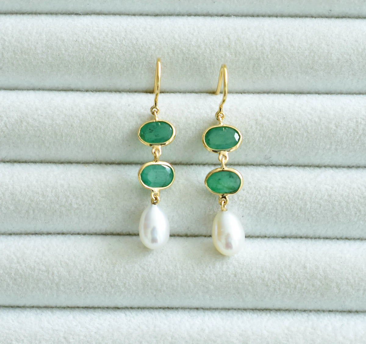 18K gold drop earrings with emerald and teardrop pearl