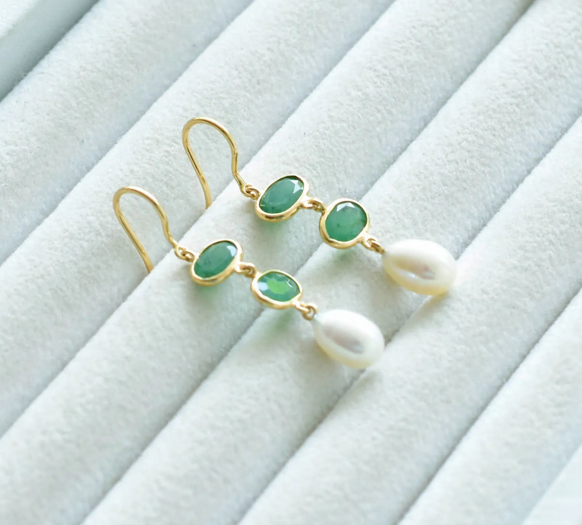 18K gold drop earrings with emerald and teardrop pearl