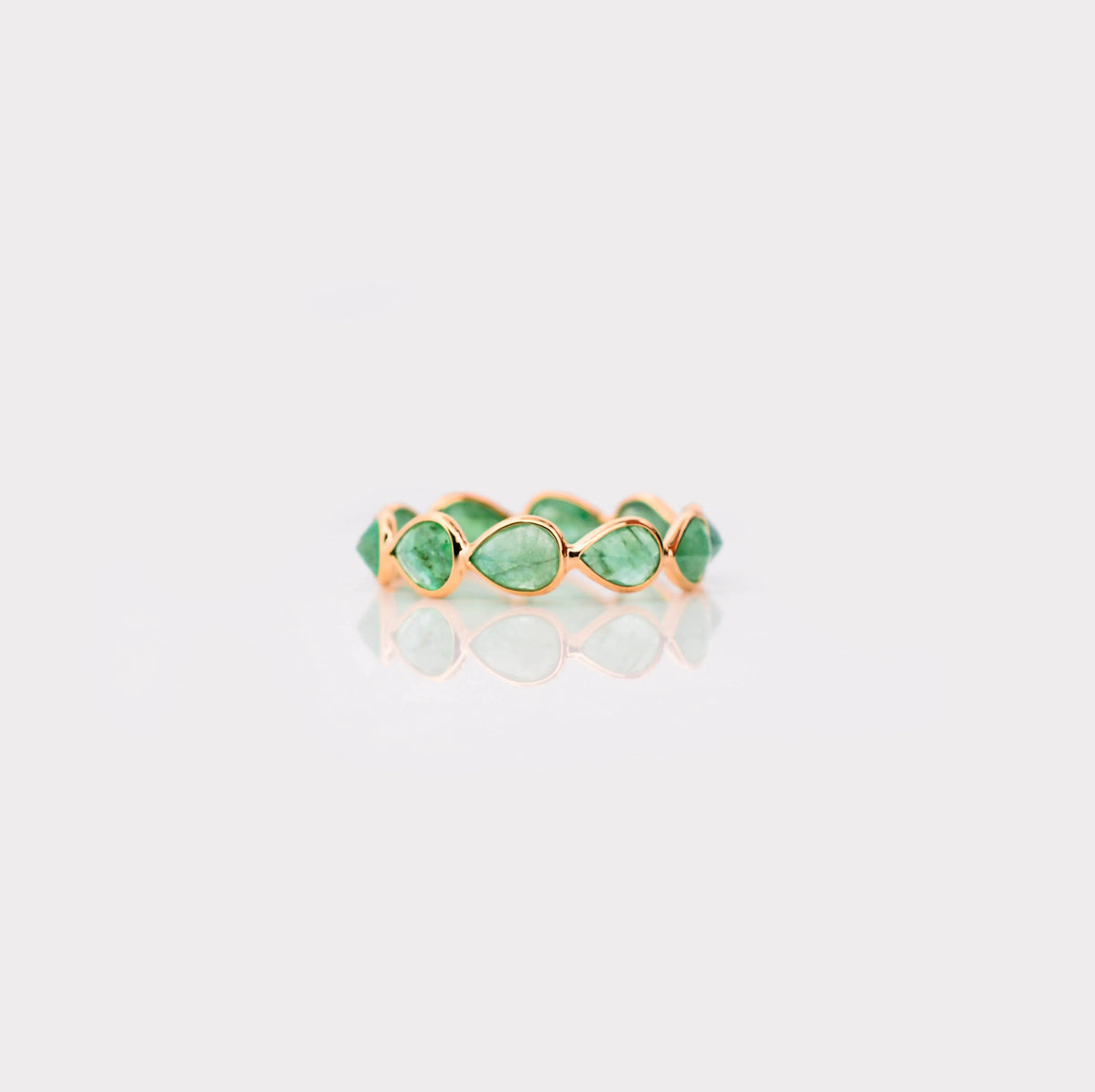 18K gold eternity ring with alternating pear-cut emeralds