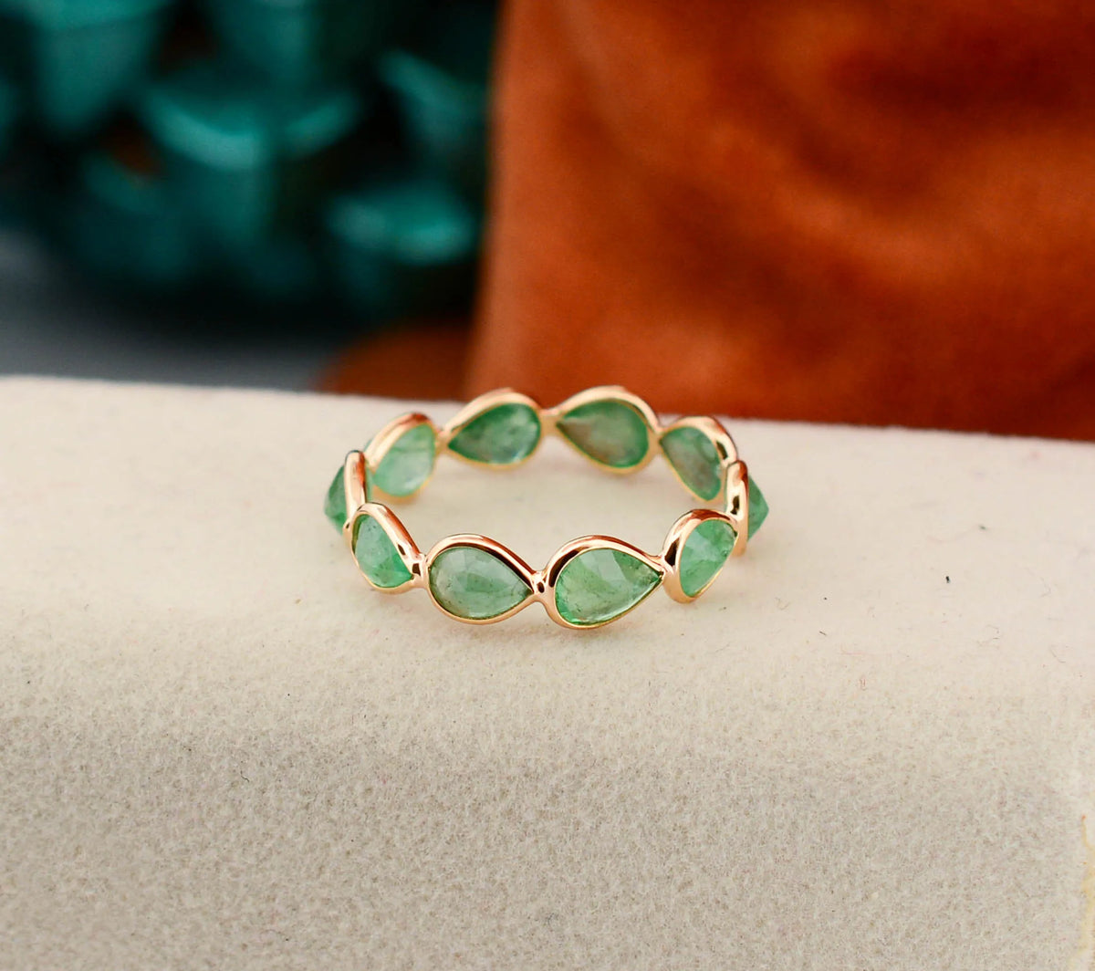 18K gold eternity ring with alternating pear-cut emeralds