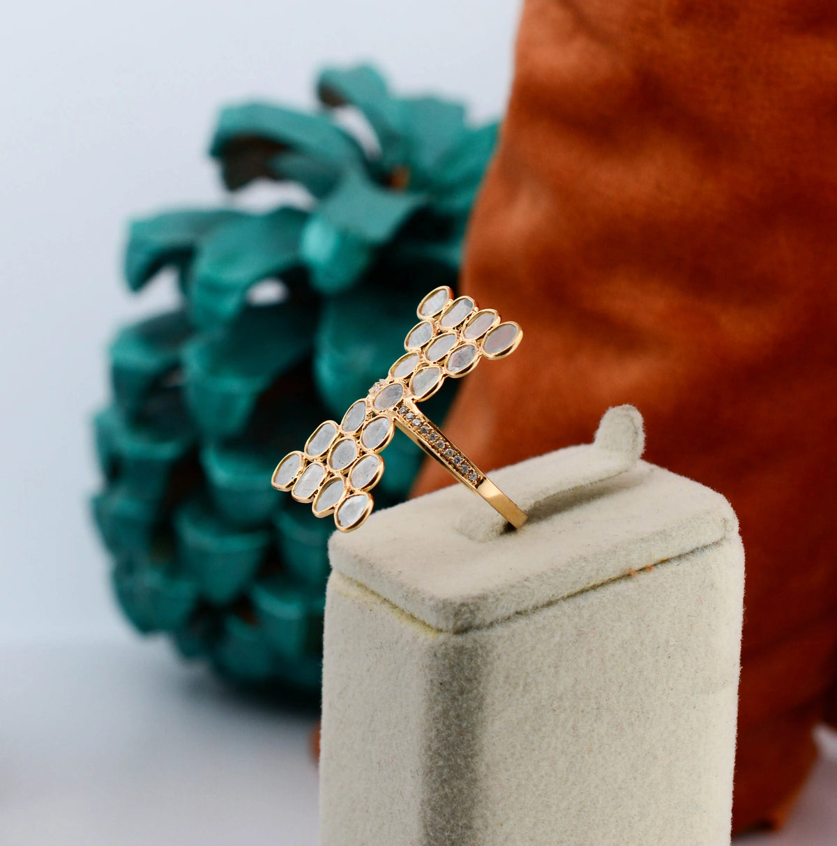 18K gold cluster ring with diamond polki slices and a pavé diamond bridge