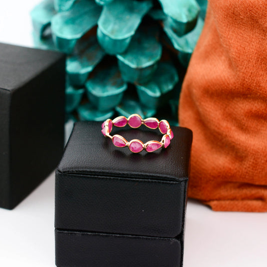 18K gold eternity ring with alternating round and pear-cut rubies