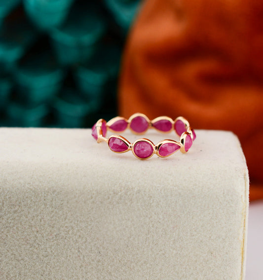 18K gold eternity ring with alternating round and pear-cut rubies