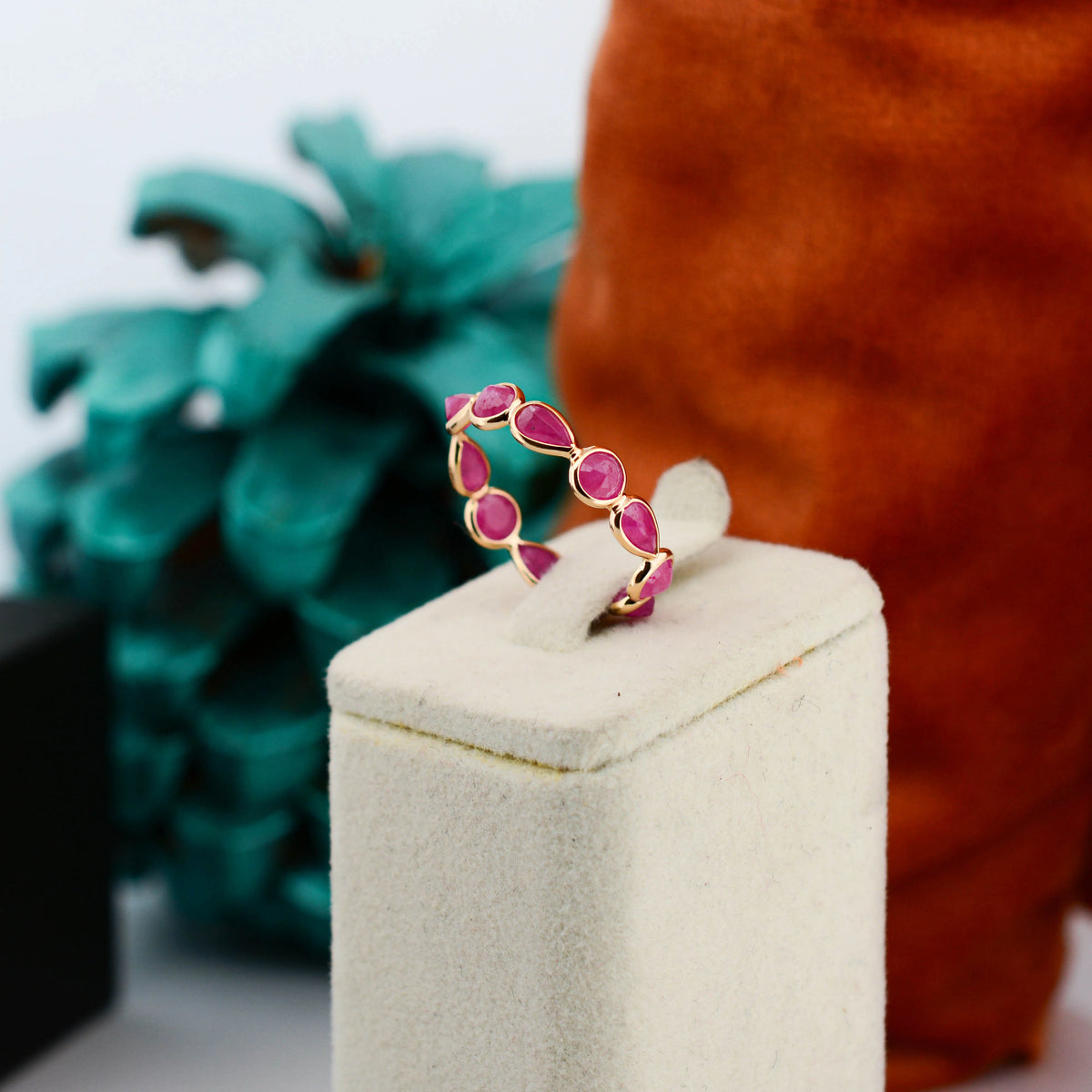 18K gold eternity ring with alternating round and pear-cut rubies