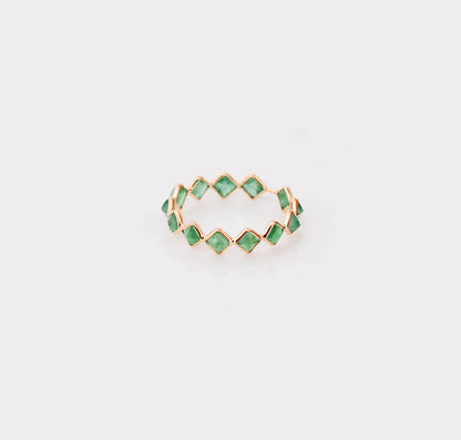 18K gold eternity ring with square and kite-cut emeralds in a zigzag pattern