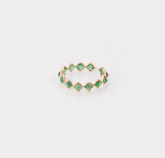 18K gold eternity ring with square and kite-cut emeralds in a zigzag pattern