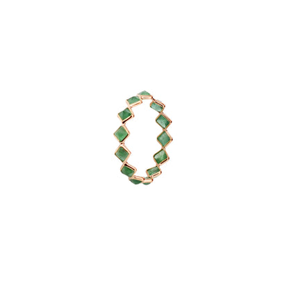 18K gold eternity ring with square and kite-cut emeralds in a zigzag pattern