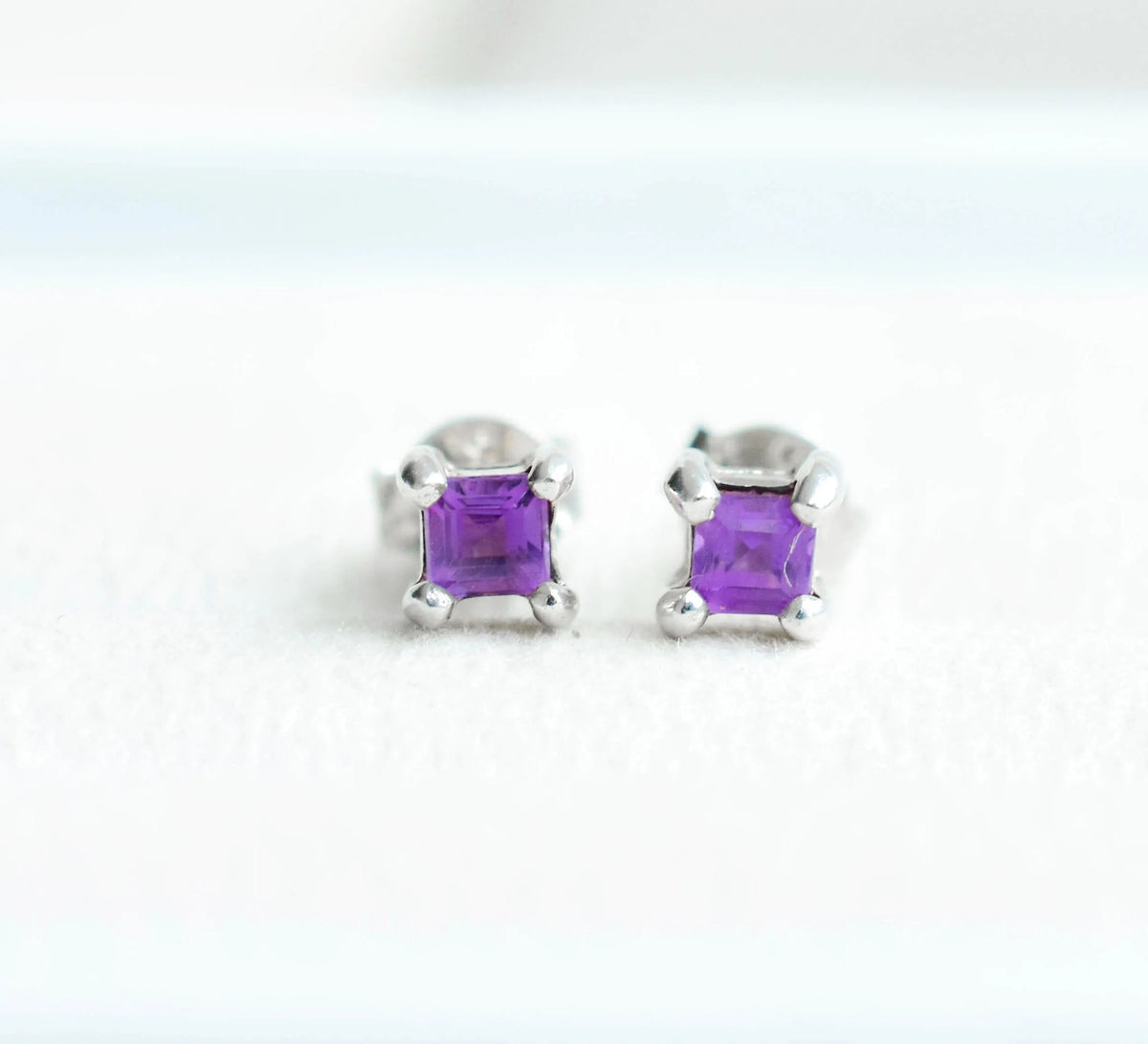 Square-Cut Amethyst Stud Earrings in 925 Silver – Modern Everyday Gemstone Jewelry