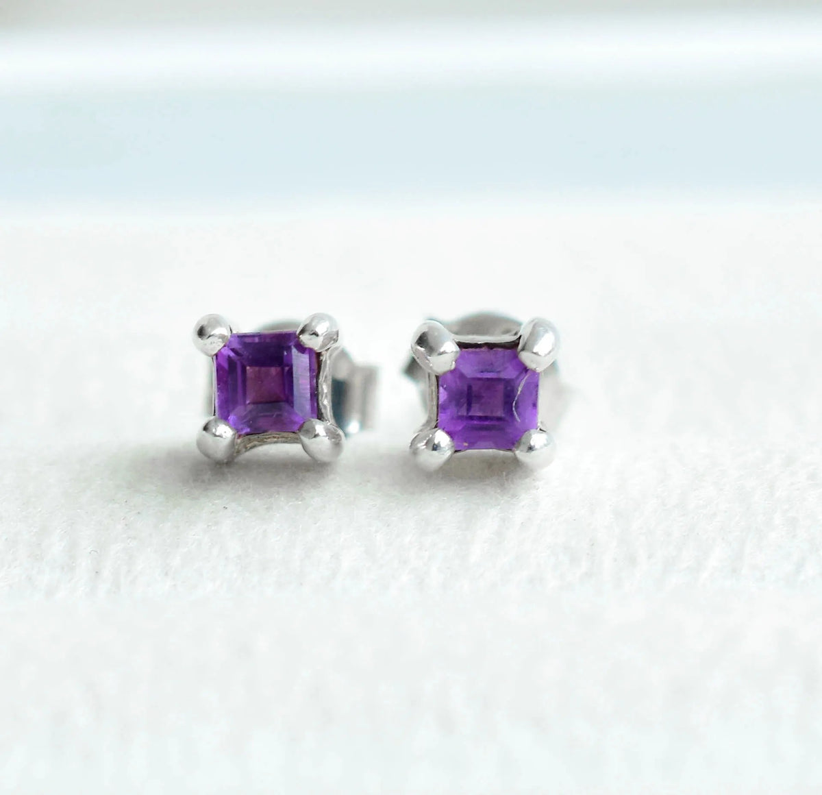 Square-Cut Amethyst Stud Earrings in 925 Silver – Modern Everyday Gemstone Jewelry