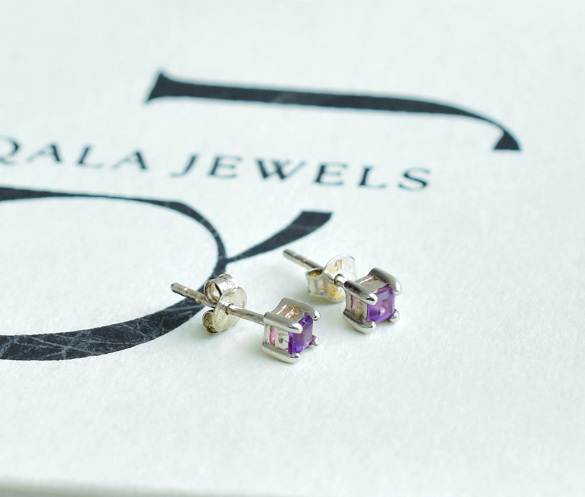 Square-Cut Amethyst Stud Earrings in 925 Silver – Modern Everyday Gemstone Jewelry