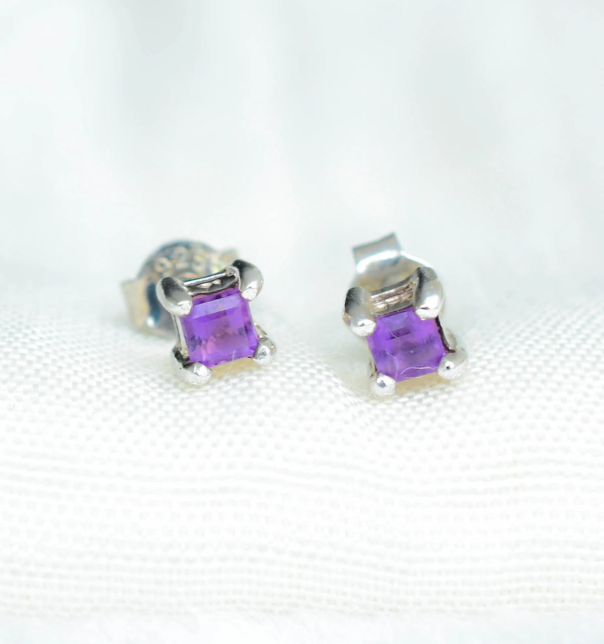 Square-Cut Amethyst Stud Earrings in 925 Silver – Modern Everyday Gemstone Jewelry