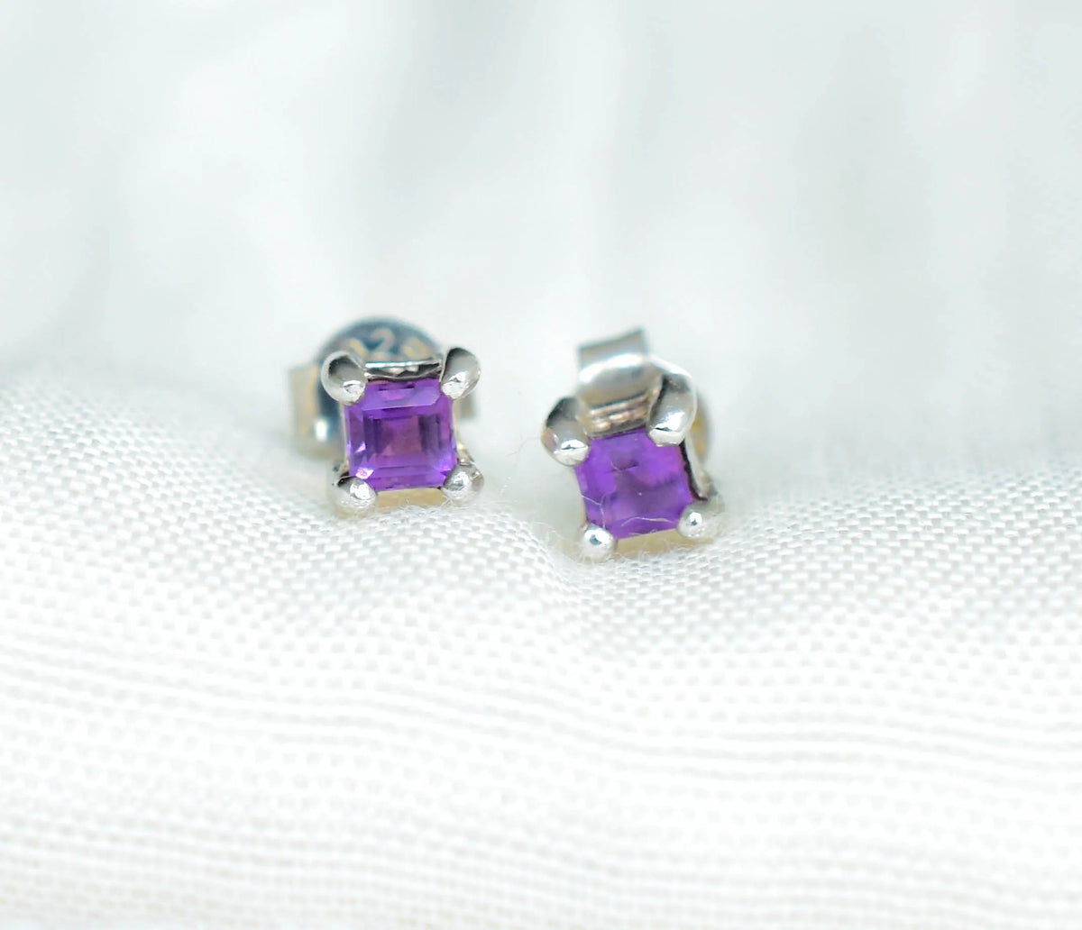 Square-Cut Amethyst Stud Earrings in 925 Silver – Modern Everyday Gemstone Jewelry