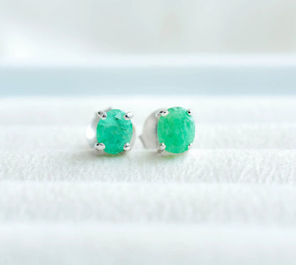 Oval-Cut Emerald Stud Earrings in 925 Silver – Classic Everyday Gemstone Jewelry