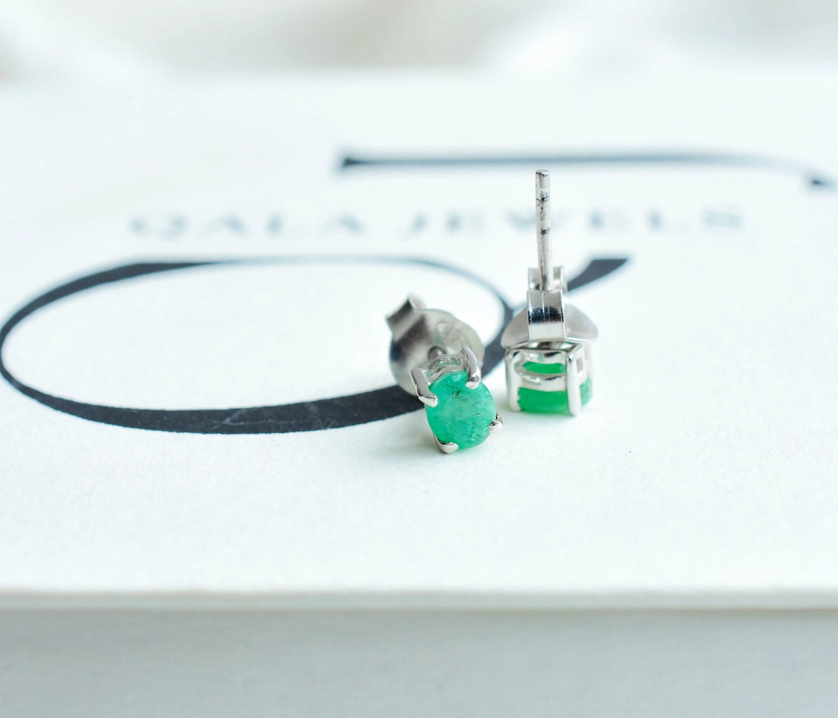 Oval-Cut Emerald Stud Earrings in 925 Silver – Classic Everyday Gemstone Jewelry