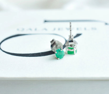 Oval-Cut Emerald Stud Earrings in 925 Silver – Classic Everyday Gemstone Jewelry